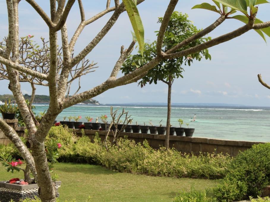 Yogi Beach Bungalow & The Blue Yogi Beach Restaurant นูซาเลมโบงัน ภายนอก รูปภาพ